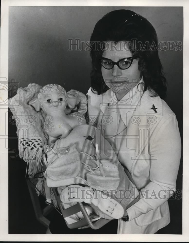 1973 Press Photo National Healthy Baby Week chairman Gene E. Jackson - ora38904 - Historic Images