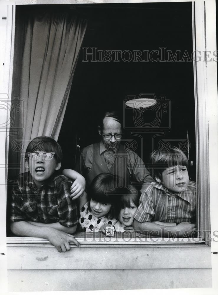 1971 Press Photo Everett Austin and family divorced dads - ora02497 - Historic Images