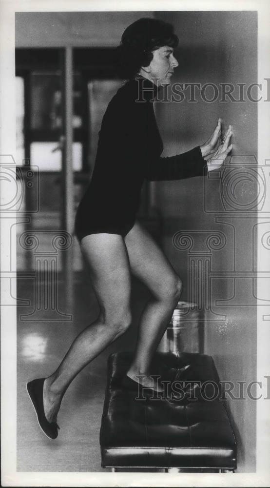 1975 Press Photo Mrs. Conrad C.Carson doing step exercise. - ora16995 - Historic Images