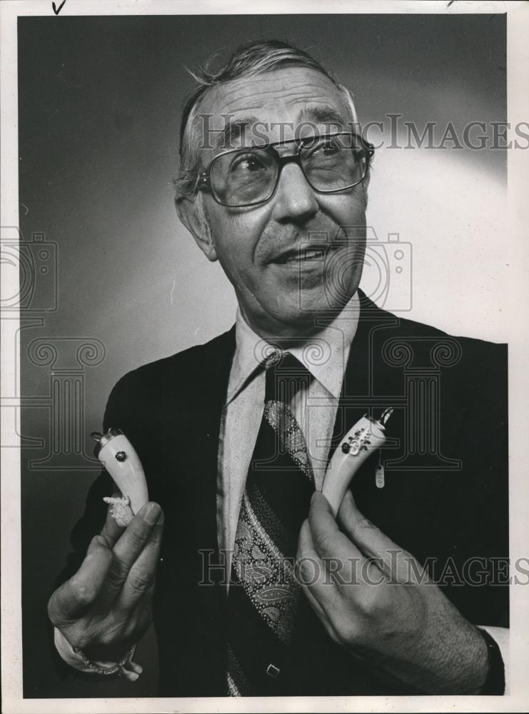 1972 Press Photo Anton Bulsing with pendants made of sperm whale teeth - Historic Images