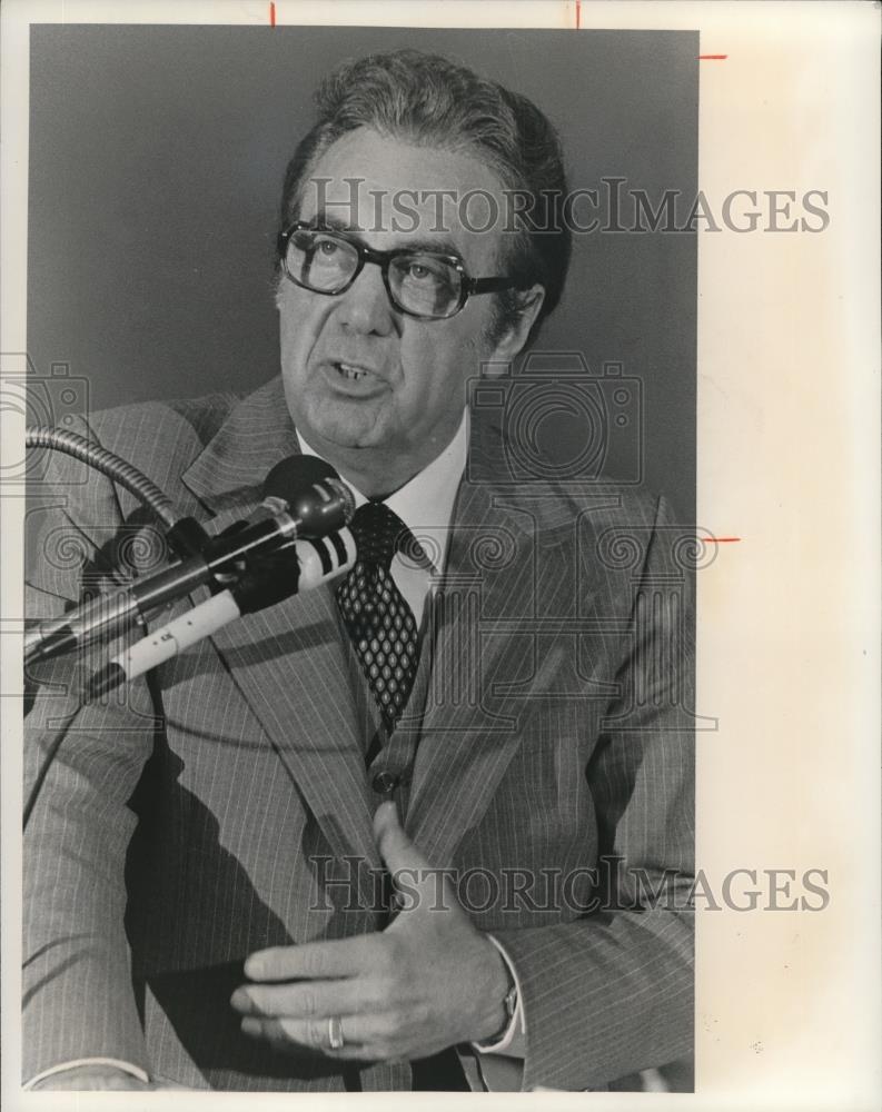1977 Press Photo Mayor Ralph Perk during the great debate - Historic Images