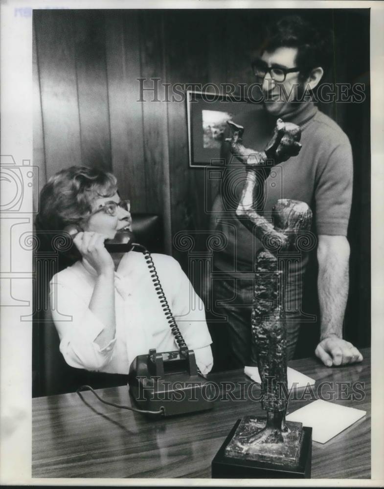 1971 Press Photo Mrs. Donald Manion with Dick DeMartini at newly-opened office - Historic Images