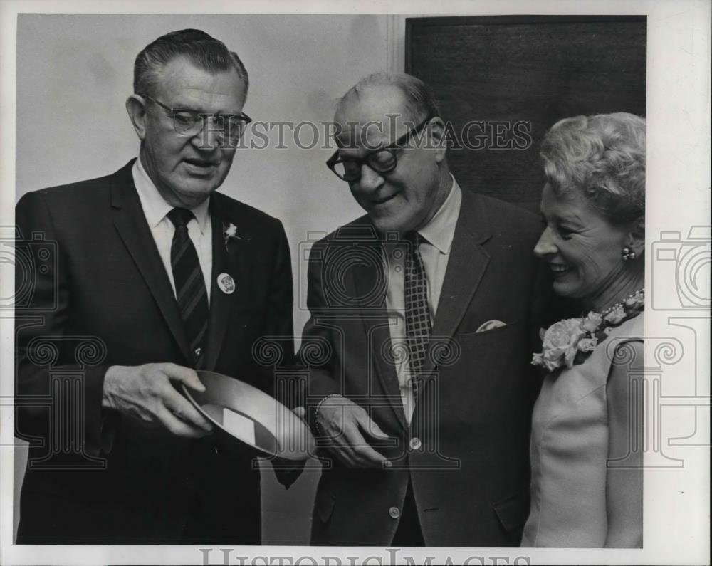 1969 Press Photo Mr & Mrs Raymond Jenkins With Frank Kinney - ora41822 - Historic Images
