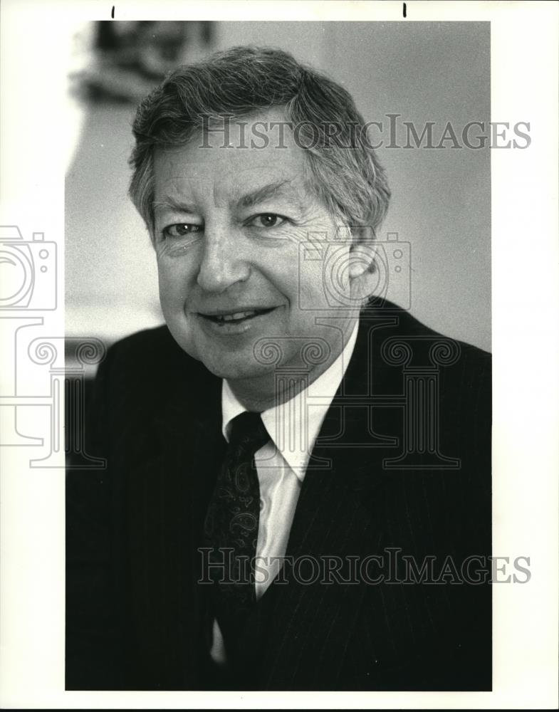 1986 Press Photo Edward R. Miller of Professional Recruitment for Standard oil - Historic Images