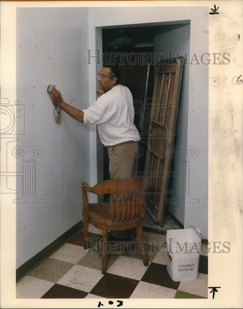 1987 Press Photo Dick Bogle helps at Baloney Joes volunteer work - ora02949 - Historic Images