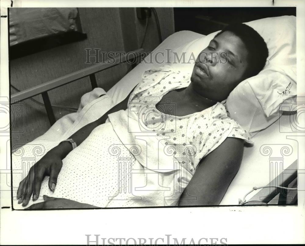 1982 Press Photo Vincent Preston at the hospital bed - Historic Images