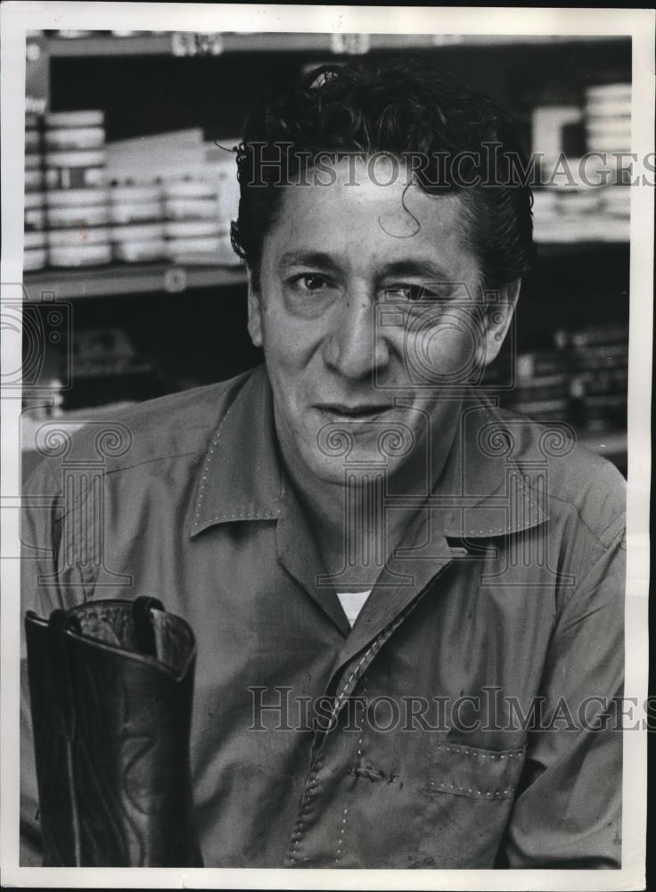 1974 Press Photo Carlos Camus, Chilean Owner of Portland Shoe Repair Shop - Historic Images