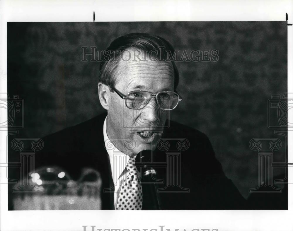 1987 Press Photo M. Thomas Moore, chairs the stockholders meeting - Historic Images