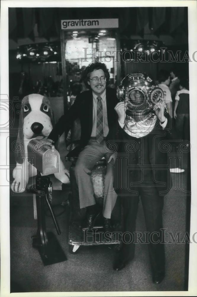 1981 Press Photo Alan Director &amp; Michael Templeton play around at OMSI auction - Historic Images