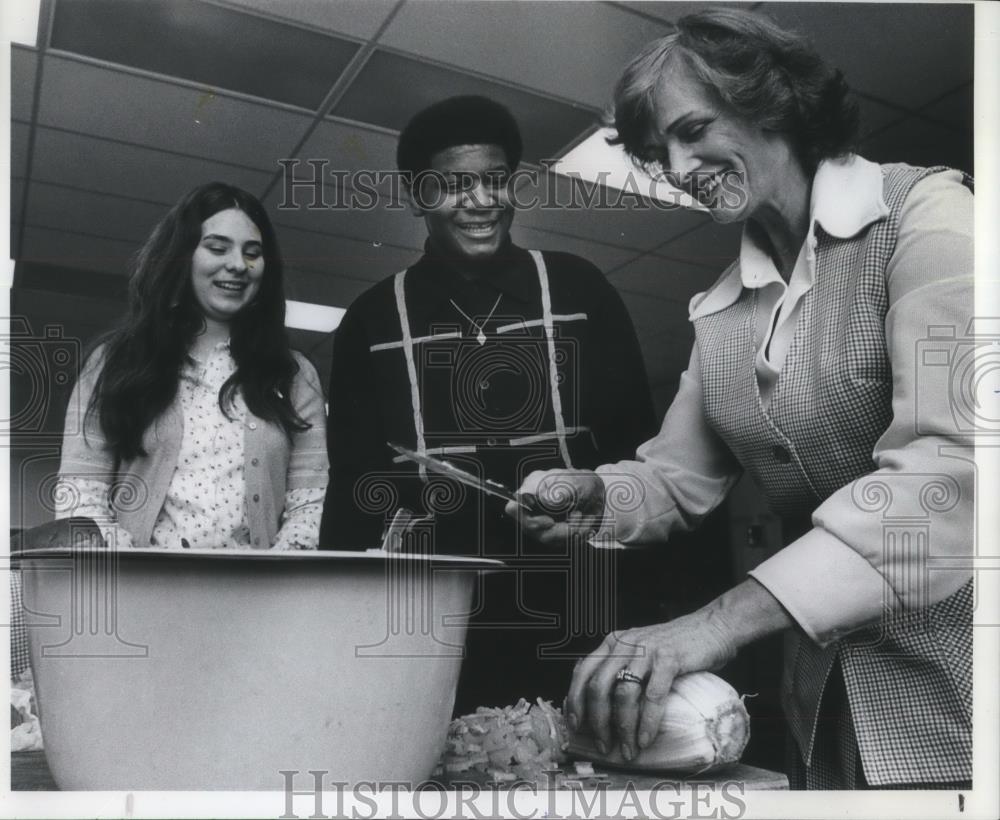 1974 Press Photo Esther Dickey, survival skills, Ginalisa Brune, Wilbert Andrews - Historic Images