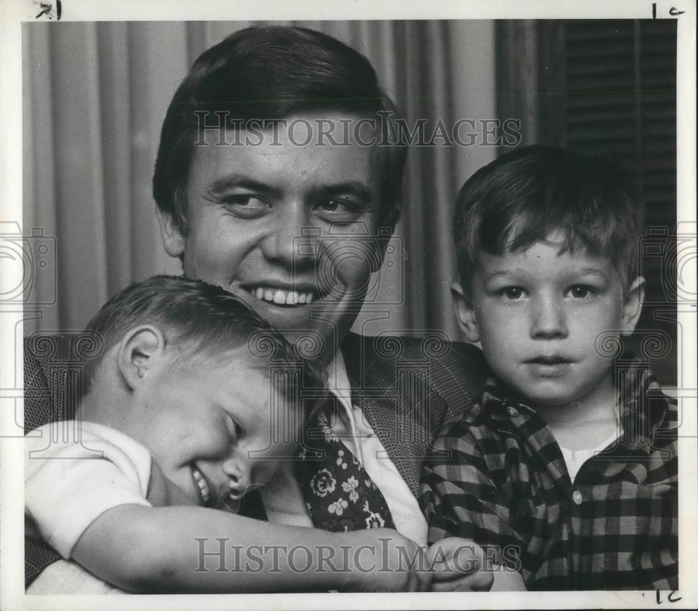 1973 Press Photo Quintuplet Brothers Paul & Eric Anderson Jr and Father Eric - Historic Images