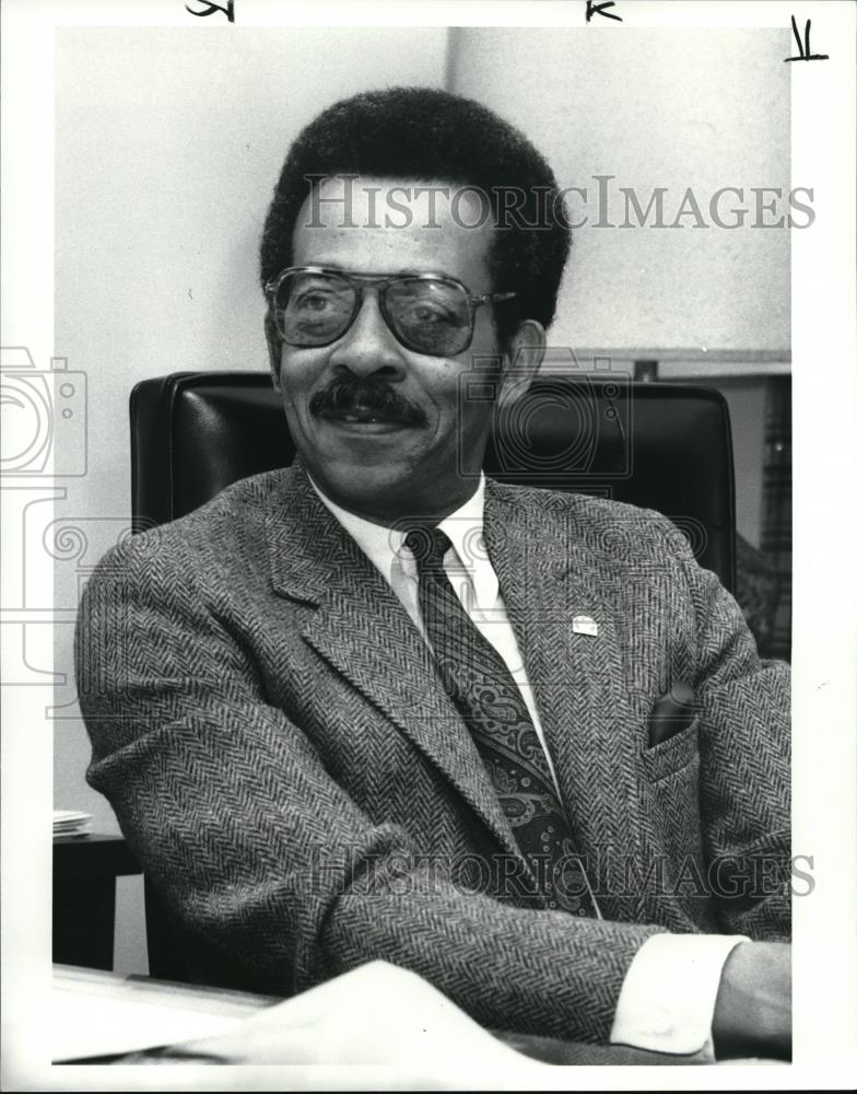 1986 Press Photo Charles B Perry Chairman of the Minority Input Committee - Historic Images