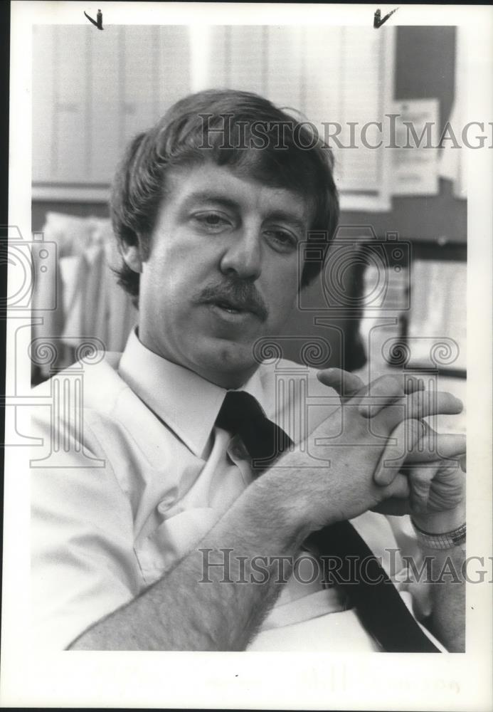 1985 Press Photo Curriculum Director Milton H Dennison Develops New Program - Historic Images