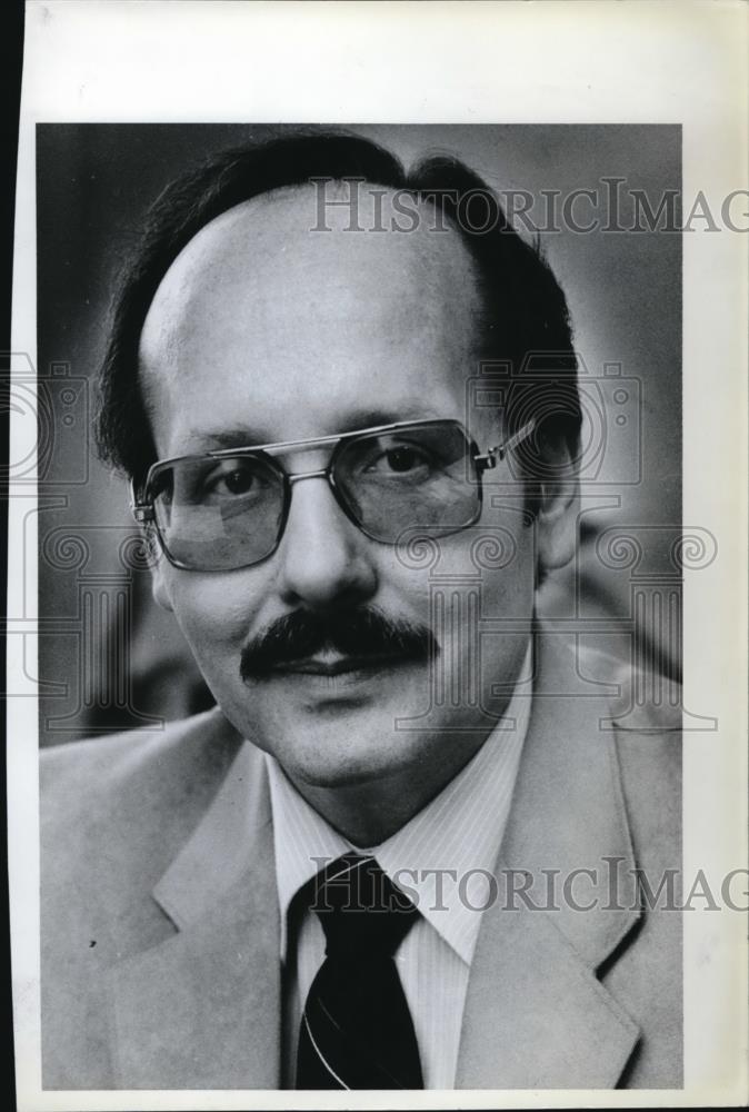 1982 Press Photo Lou Gordon, President of Southwest Washington Hospital - Historic Images