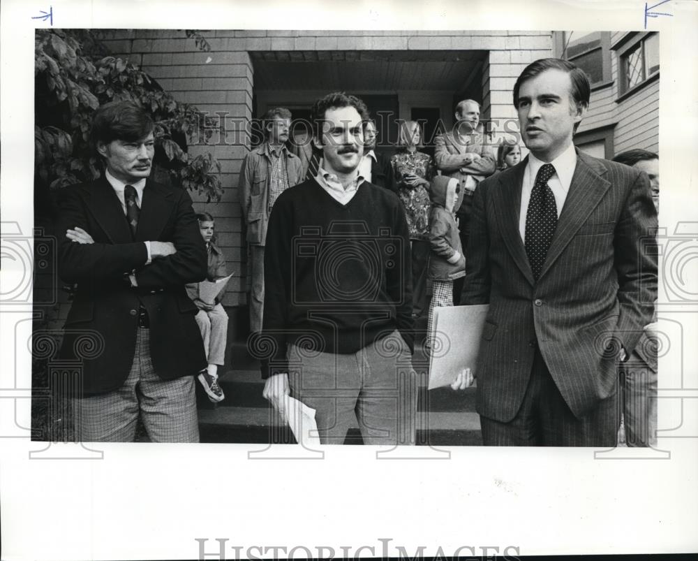 1976 Press Photo Gov. Edmund G. Brown with Portland Environmental Attorney - Historic Images
