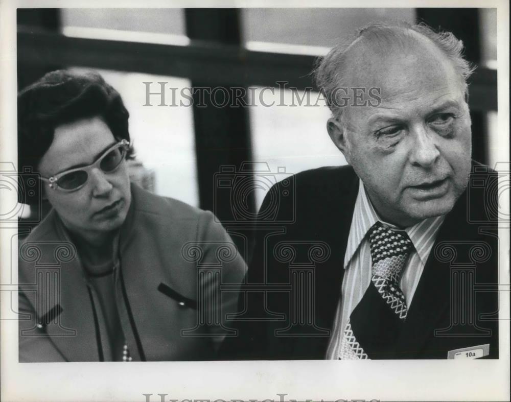 1971 Press Photo Dr Lawrence Dennis Milwaukie, with wife Alice - ora16378 - Historic Images