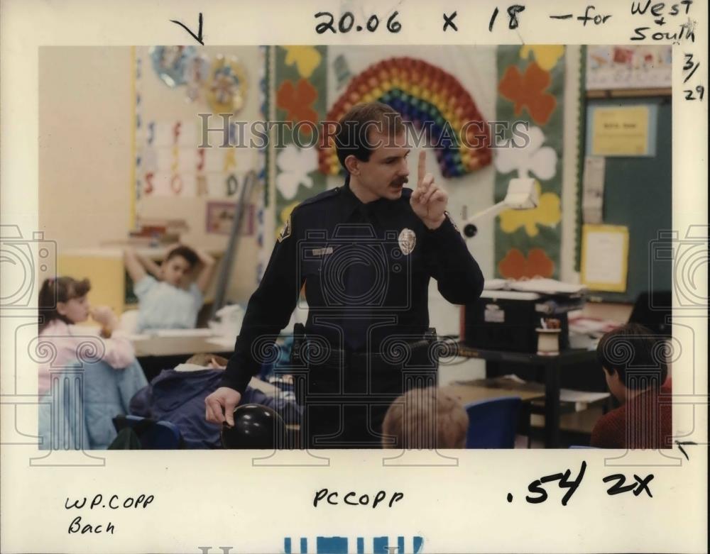 1980 Press Photo Officer Randy Kayfes Tualatin Elementary School - ora43720 - Historic Images