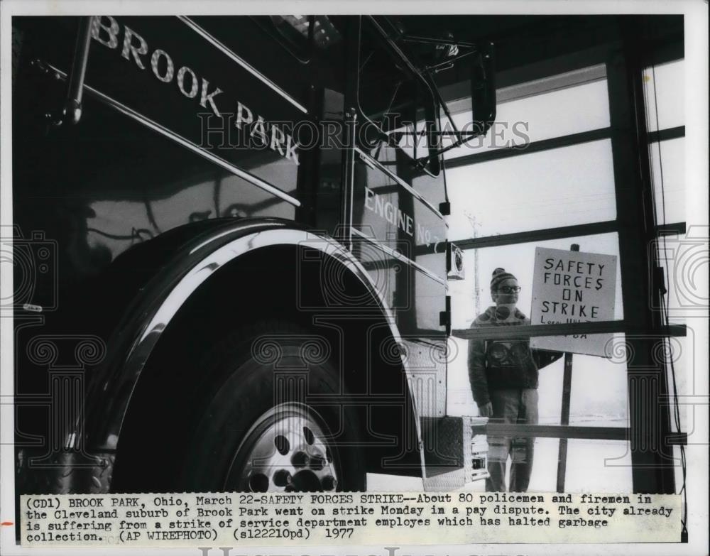 1977 Press Photo Fireman Richard M. Gallagher pickets at the fire station - Historic Images