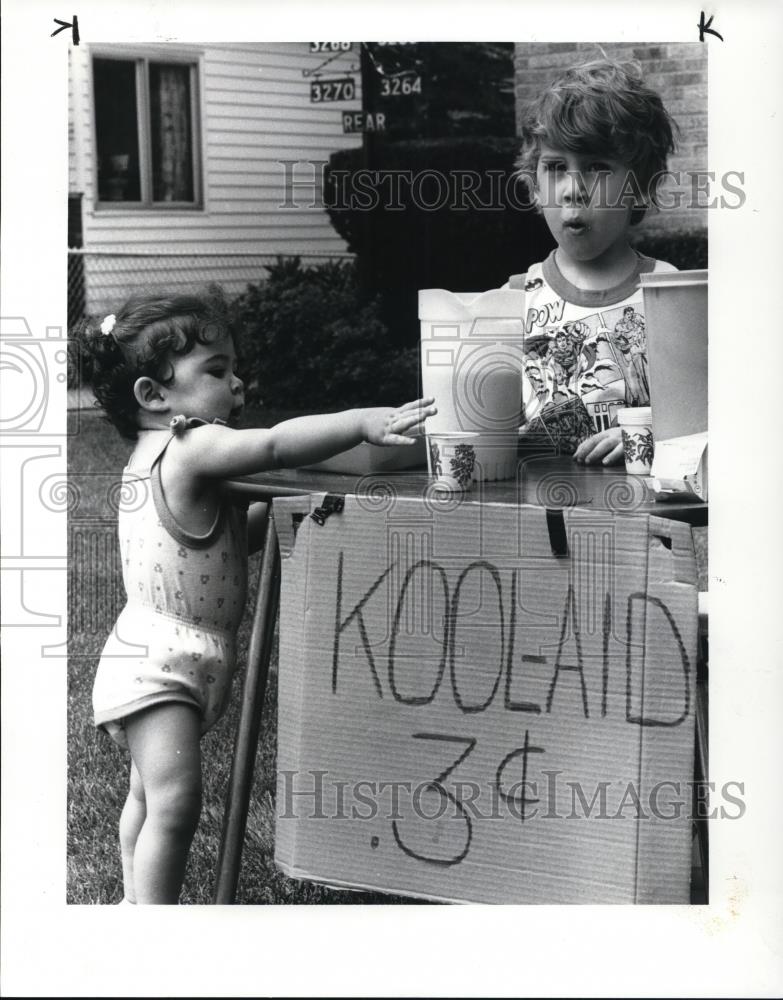 1985 Press Photo John Healy, on his 4 birthday selling Kool-Aid w/ sister Jenna - Historic Images