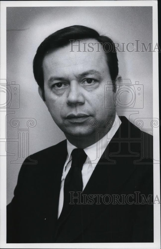 1977 Press Photo Donald H. Richards Warwick Mitchell & Co. - Historic Images