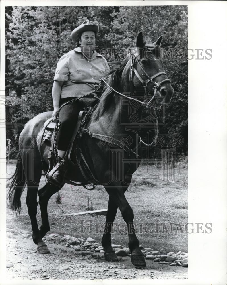 1972 Press Photo June Brown on horse for Olympic Natl Park trip - ora01818 - Historic Images