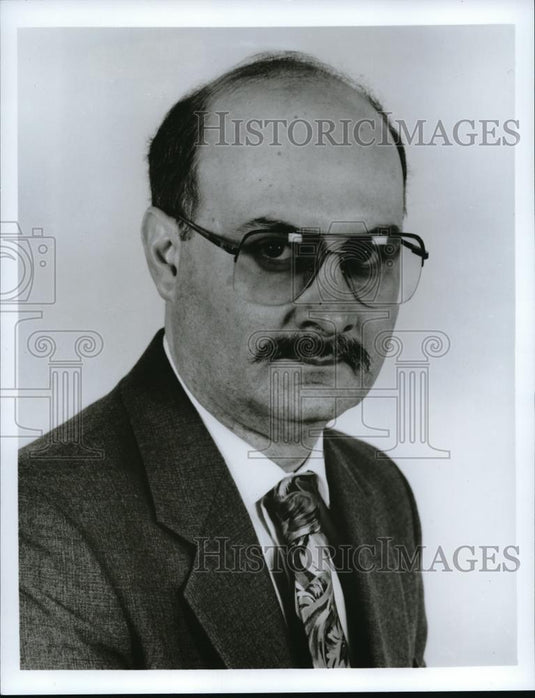 1991 Press Photo Mr Gus Rinella, Director of Purchasing, Freeway Corporation. - Historic Images