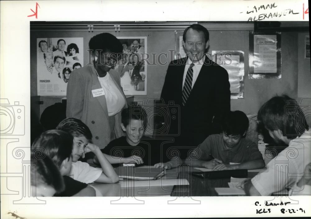 1991 Press Photo Education Sec Lamar Alexander, Will Poinsetta & a class - Historic Images