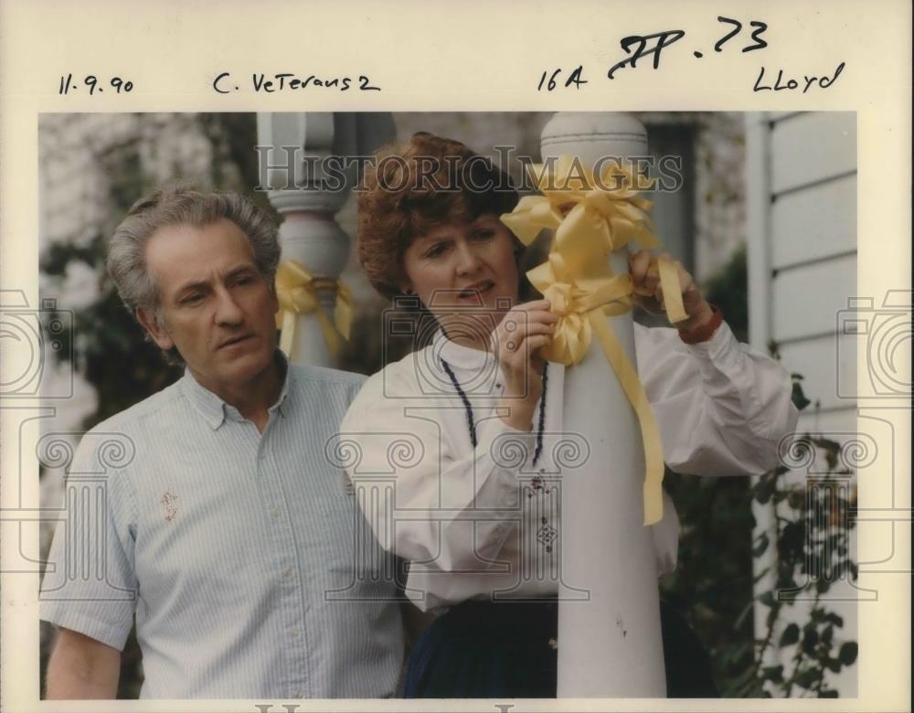 1990 Press Photo Scott and Laurel Cookman tie yellow ribbons at their restaurant - Historic Images