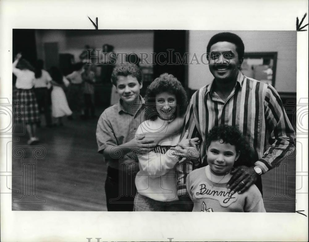 1989 Press Photo John McIver with his wife and children - Historic Images