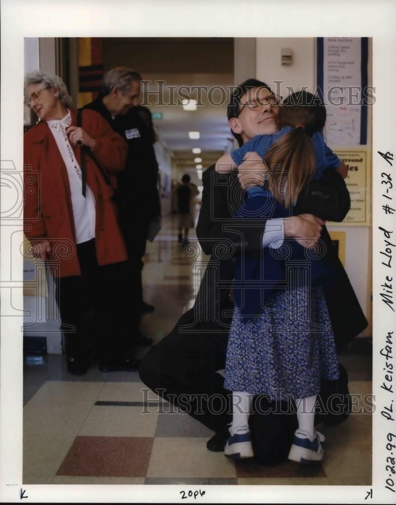 1999 Press Photo Phil Keisling, Oregon Secretary of State, hugging her daughter - Historic Images