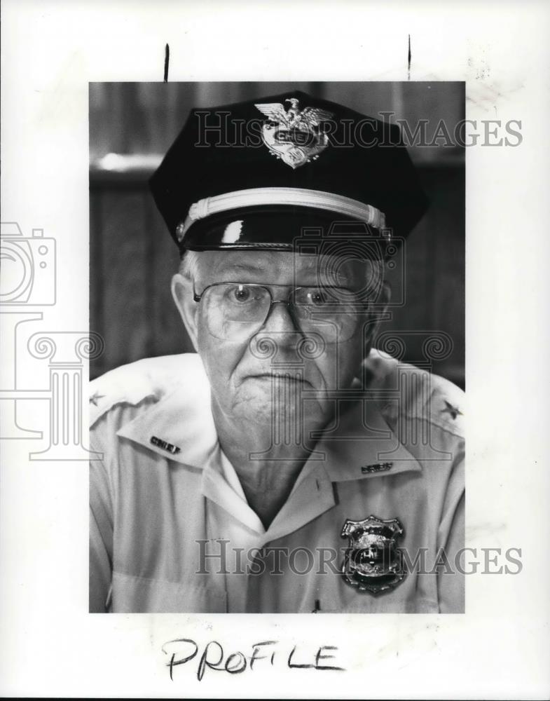 1989 Press Photo Police Chief Roeland J. Kransuder Valley View Police Station - Historic Images
