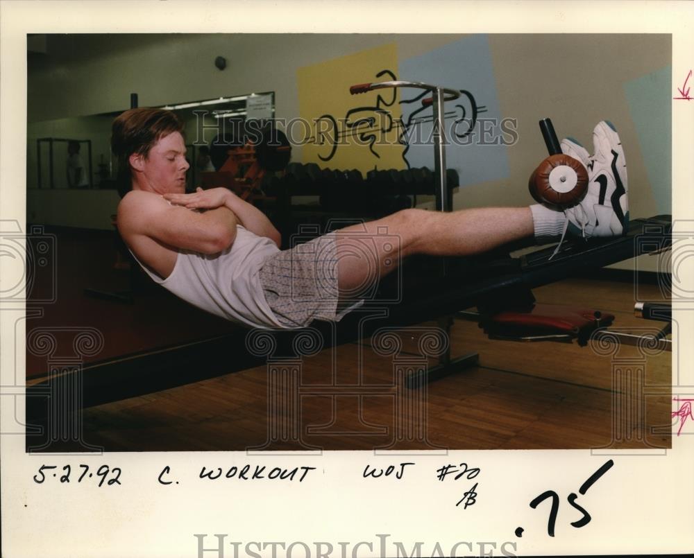 1992 Press Photo Jay Jackson, 19, Practices sit-ups Wednesday. - ora39106 - Historic Images
