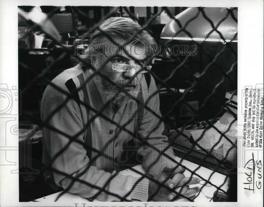 1989 Press Photo Paul Muscoe of Abe's Pawn Shop - Historic Images