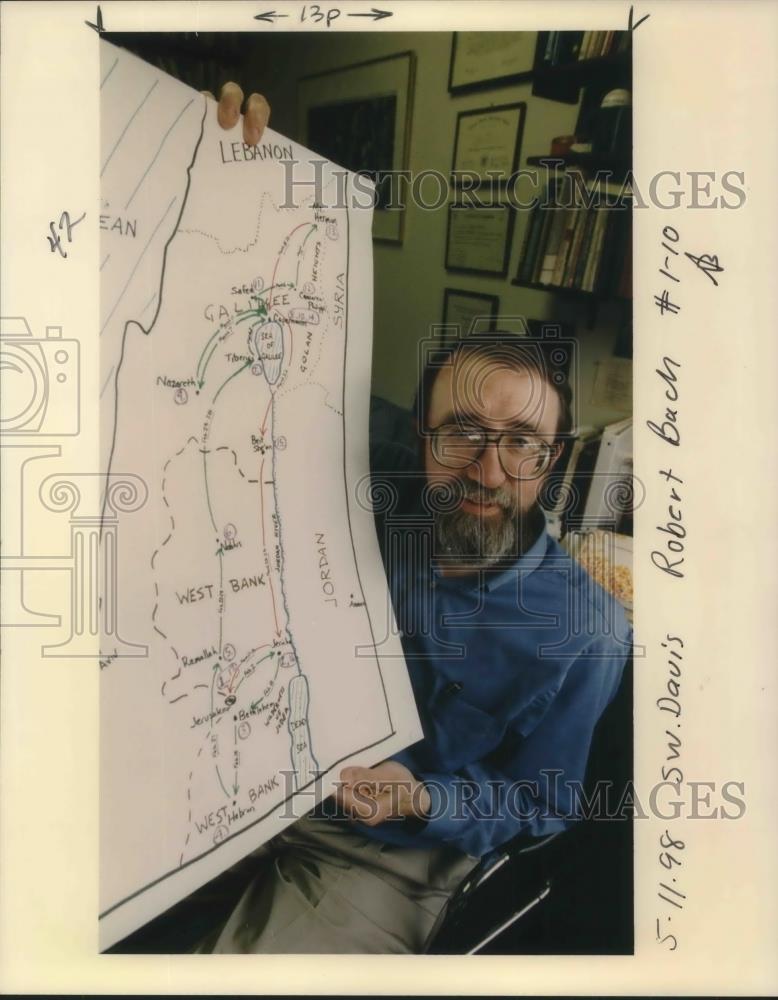 1988 Press Photo Rev. Gary Davis with a map of Jorfan. - ora16012 - Historic Images