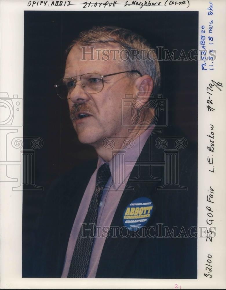 2000 Press Photo George Abbott running for County Commissioner campaigning - Historic Images
