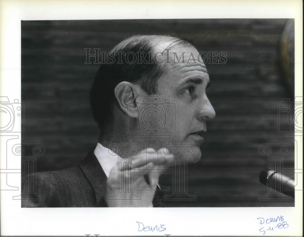 1988 Press Photo John Dennis while giving a speech - ora17462 - Historic Images