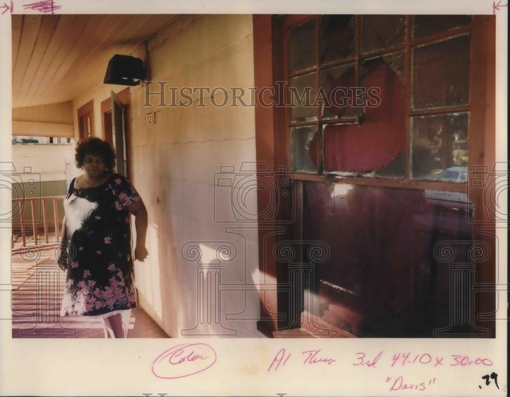 1990 Press Photo Mayoler Davis examines her firebombed front porch - ora15930 - Historic Images