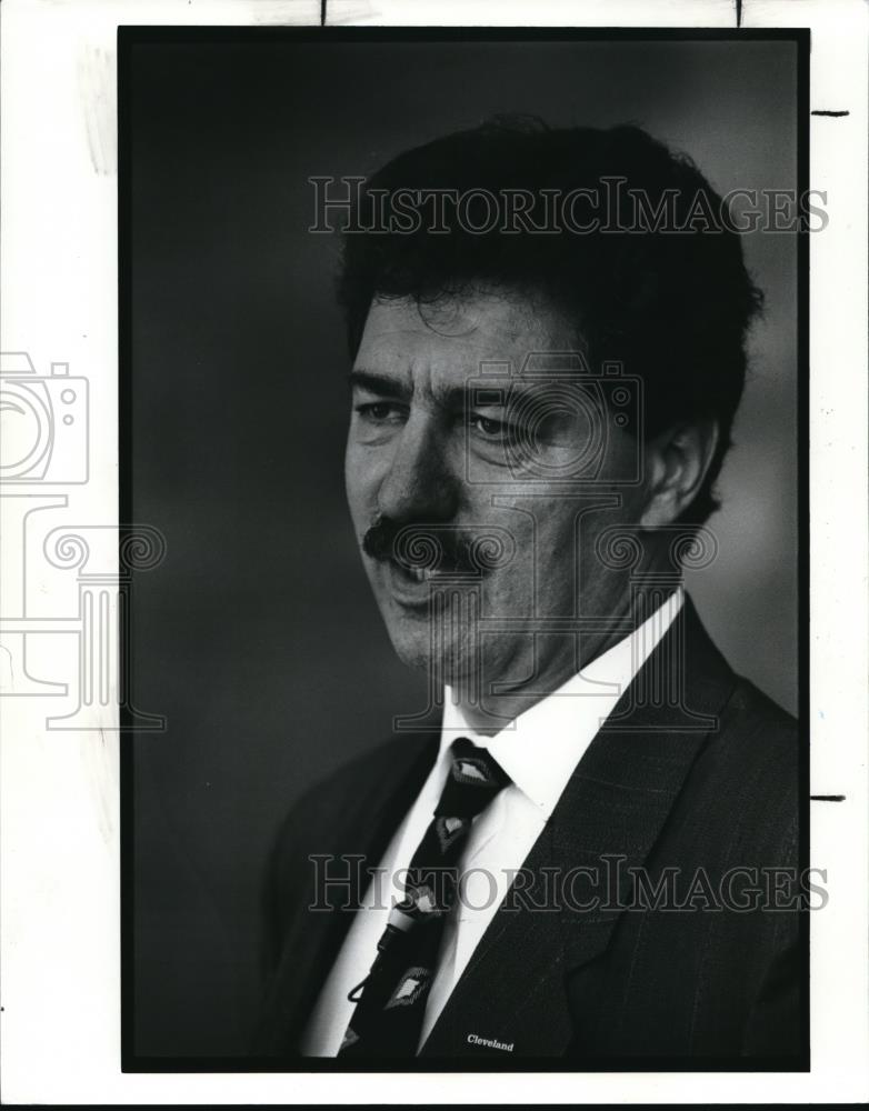 1989 Press Photo Ralph J. Perk, Jr talks to reporters outside CMHA headquarters - Historic Images