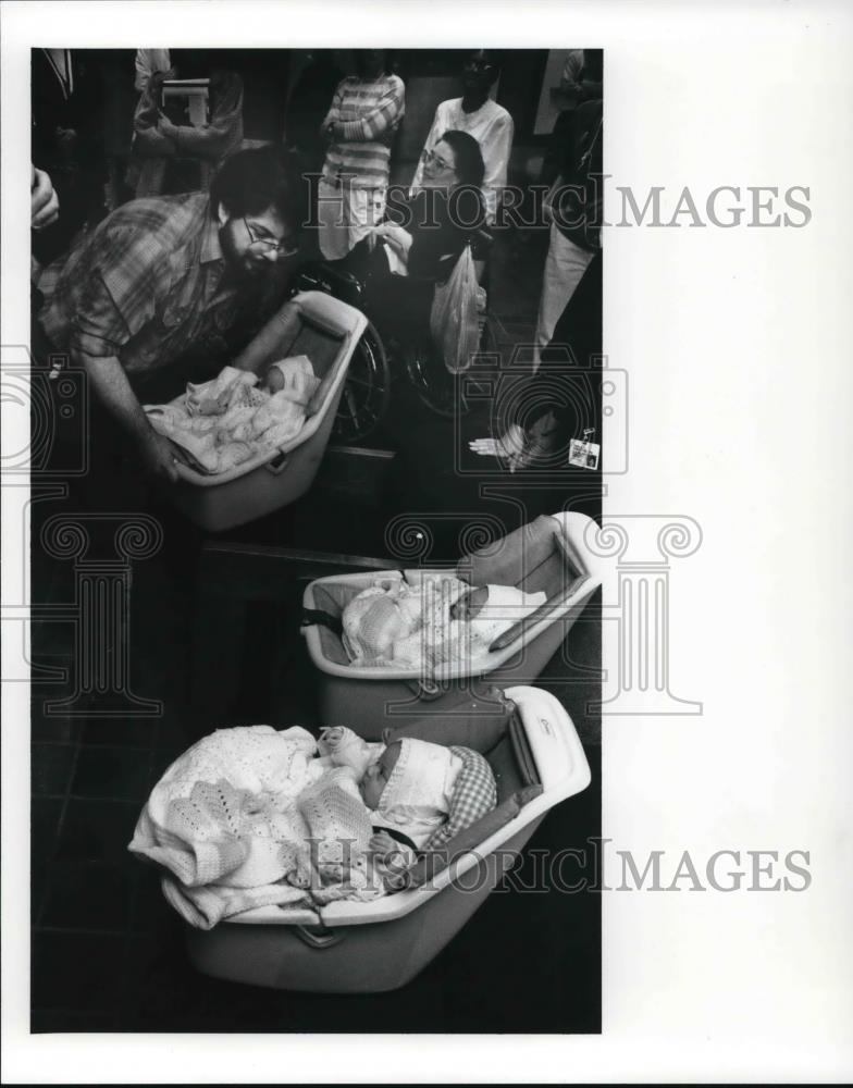 1989 Press Photo Mr McKibben loading Babies in the van after leaving hospita - Historic Images