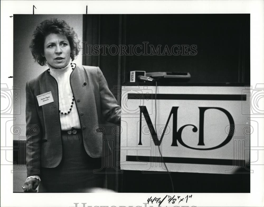 1989 Press Photo Ann P. Ogan, of McDonald company talks investment - Historic Images