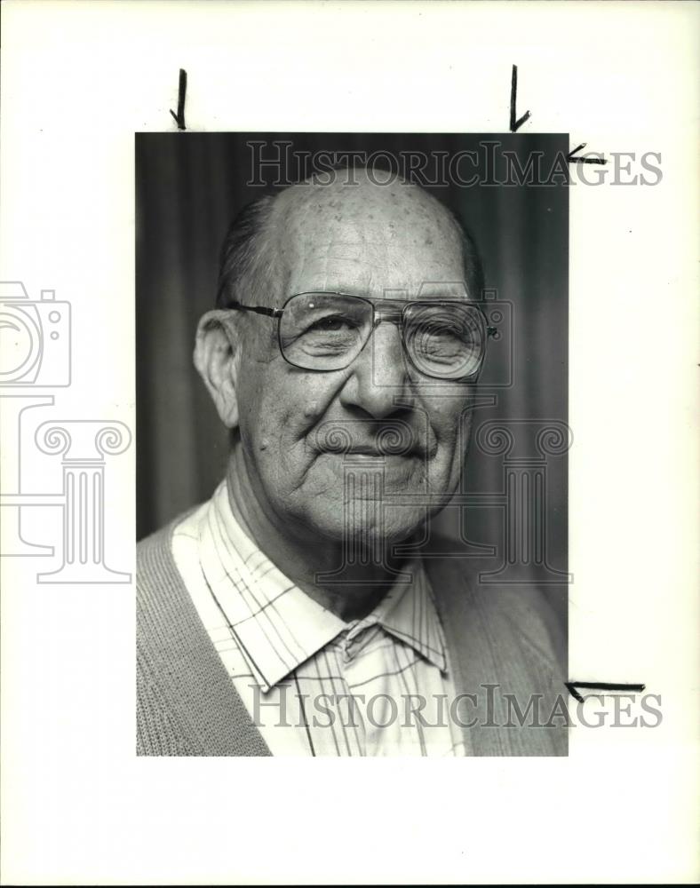 1990 Press Photo Harry S Prosinski, retire Cleveland High School educator - Historic Images