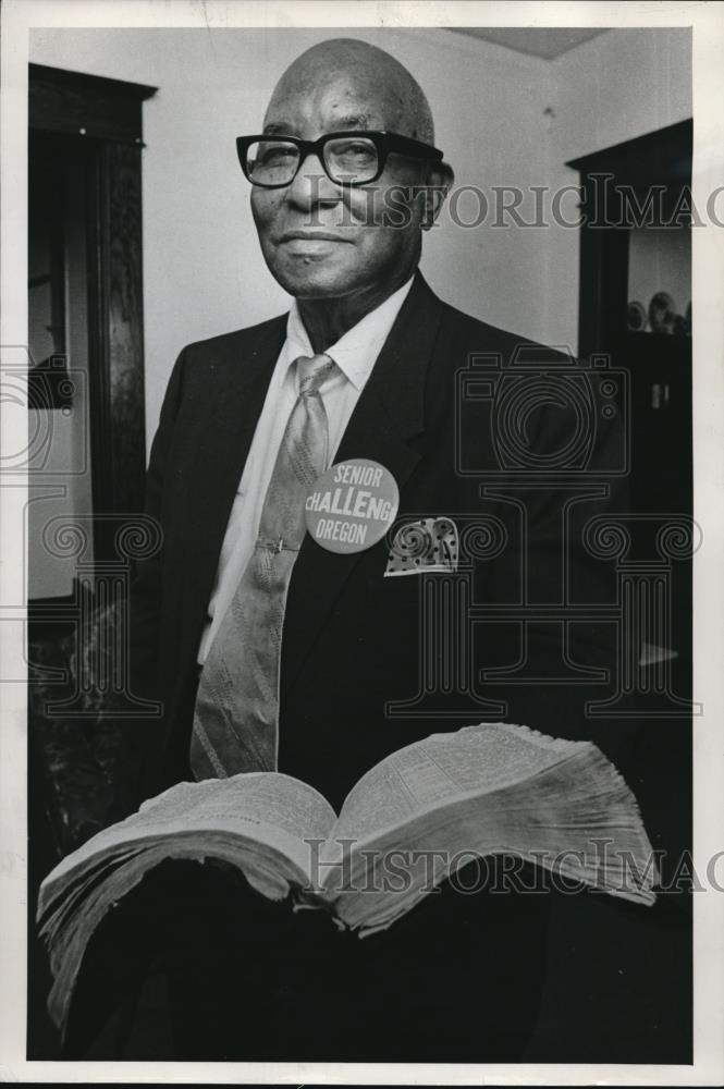 1971 Press Photo Rev Eugene Boyd Sr with his holy bible - ora02907 - Historic Images