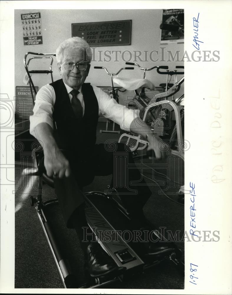 1997 Press Photo Henry A. Doellefeld in his Hollywood district exercise shop - Historic Images