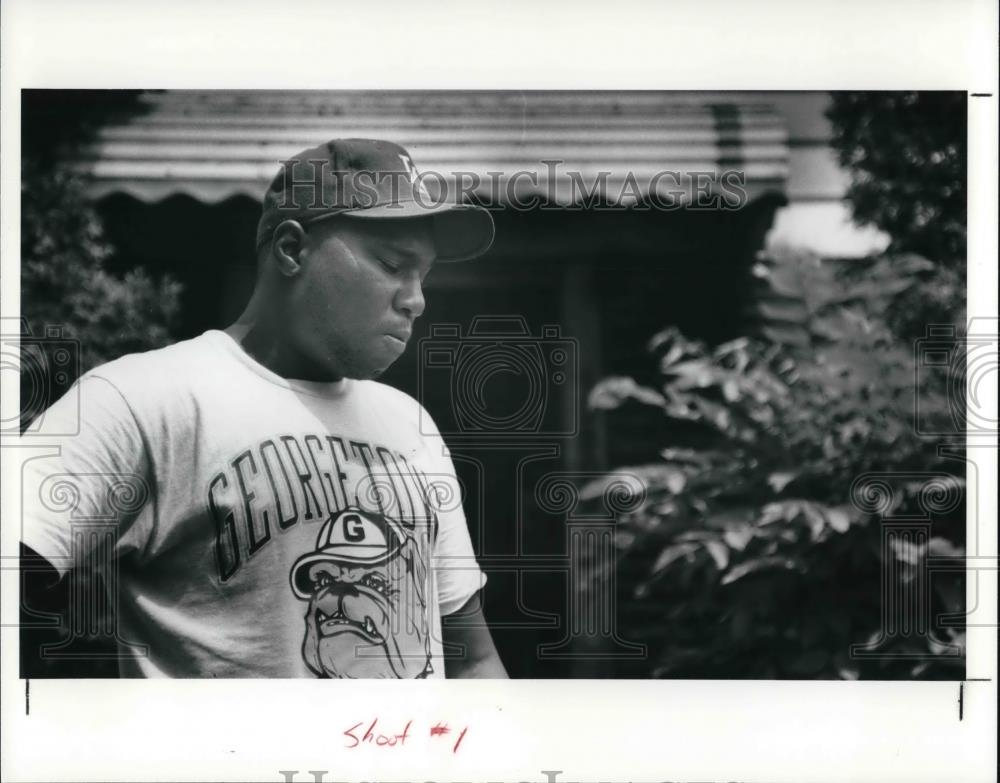 1991 Press Photo Chris Martins cousin of victim killed on a sofa of his home - Historic Images