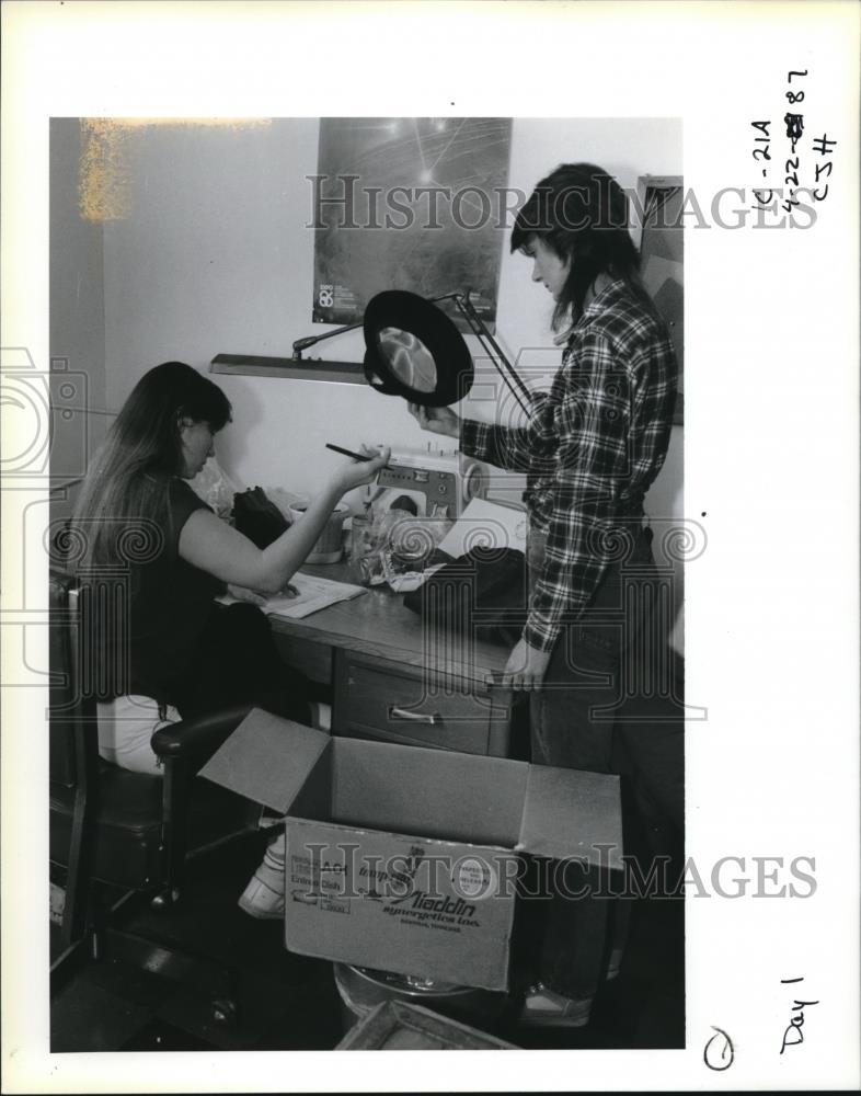 1989 Press Photo Kathy Bell & Ruther as she is released from prison - ora02441 - Historic Images