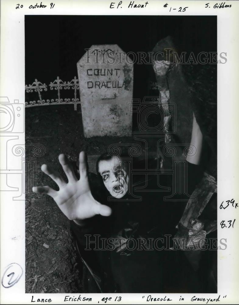 1991 Press Photo Lance Erickson dressed as Count Dracula, emerges from his grave - Historic Images