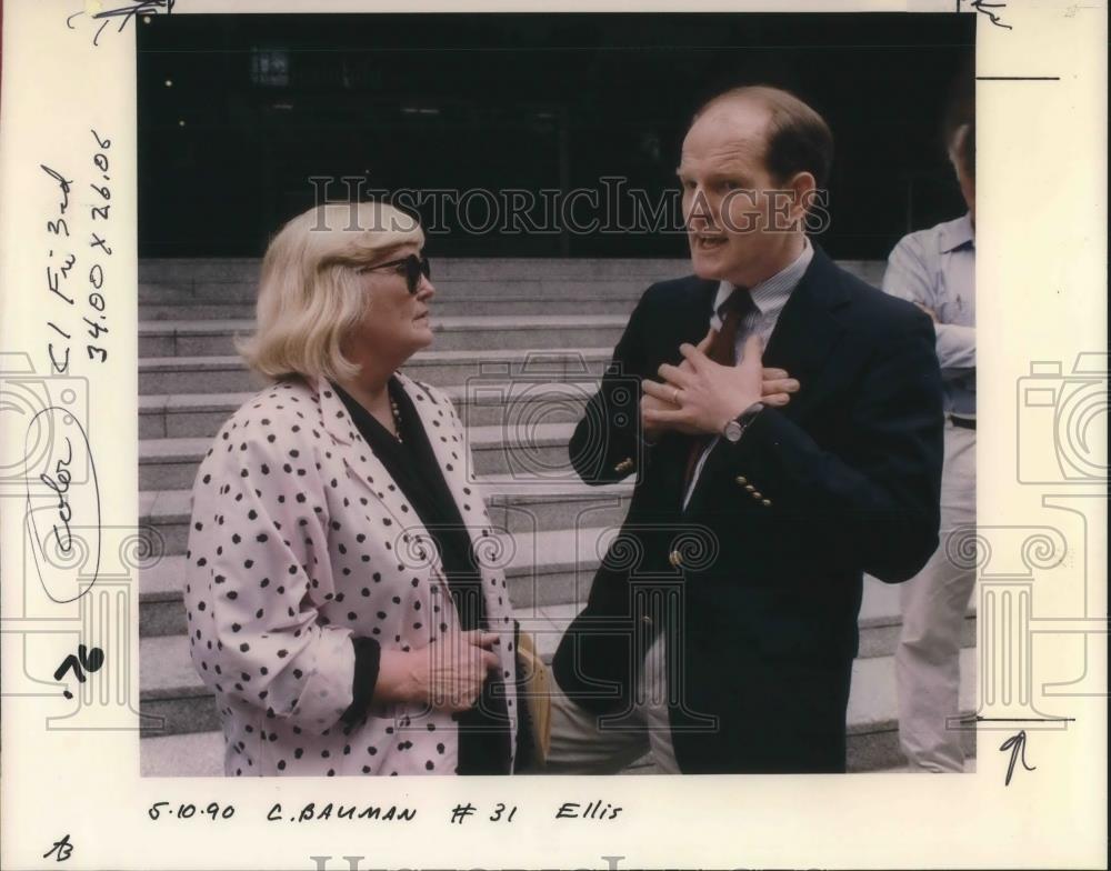 1990 Press Photo Dee Dee Kouns talking to Rick Bauman at Justice Center - Historic Images