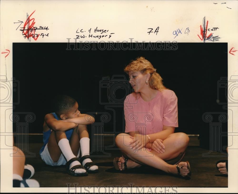1994 Press Photo Donna Beegle teacher at Kathyrn School with children - ora02326 - Historic Images