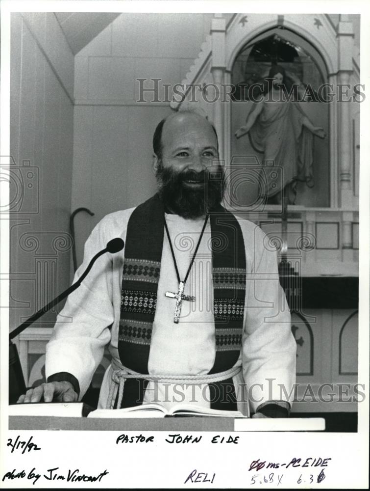 1992 Press Photo Rev. John Elde installed as pastor of Macksburg Luthe