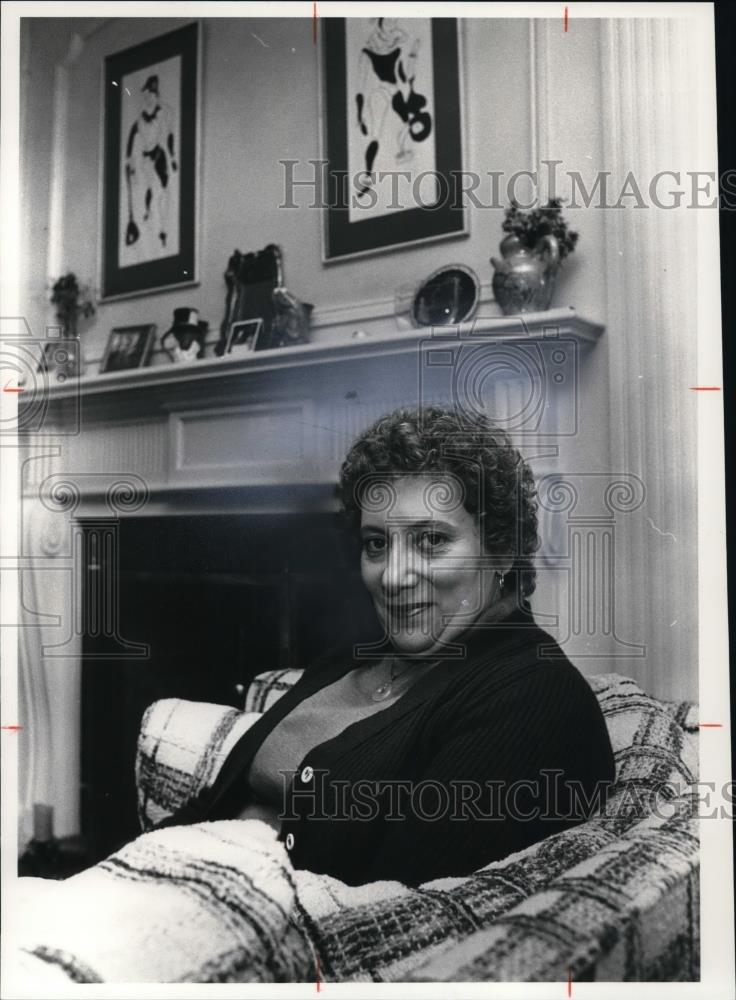 Press Photo Jean Leonard At the home in University Heights - Historic Images